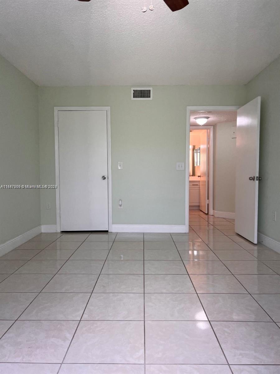 8215 Lake Dr #404, Doral, Florida image 10