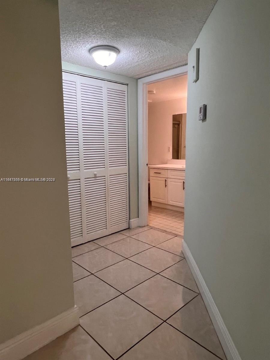 8215 Lake Dr #404, Doral, Florida image 9