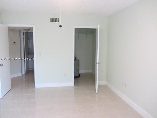 8353 Lake Dr #404, Doral, Florida image 9