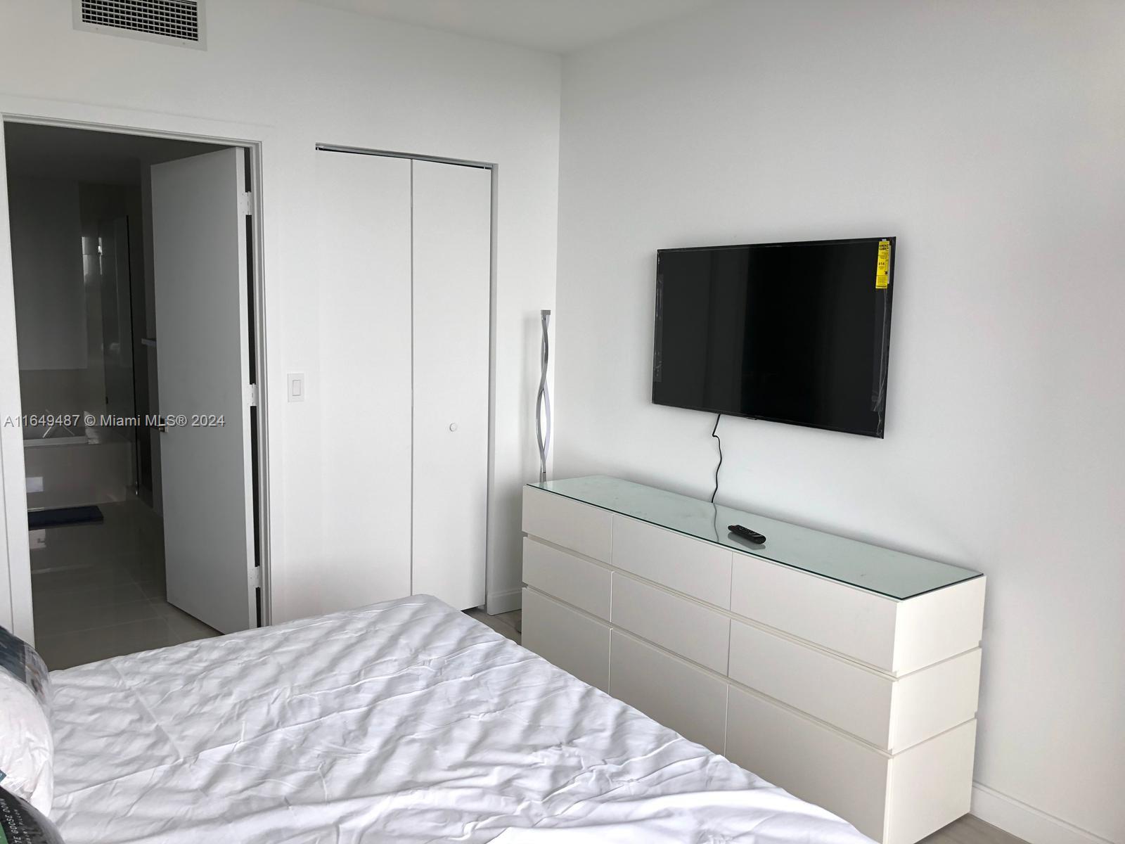 55 SW 9th St #4003, Miami FL 33130
