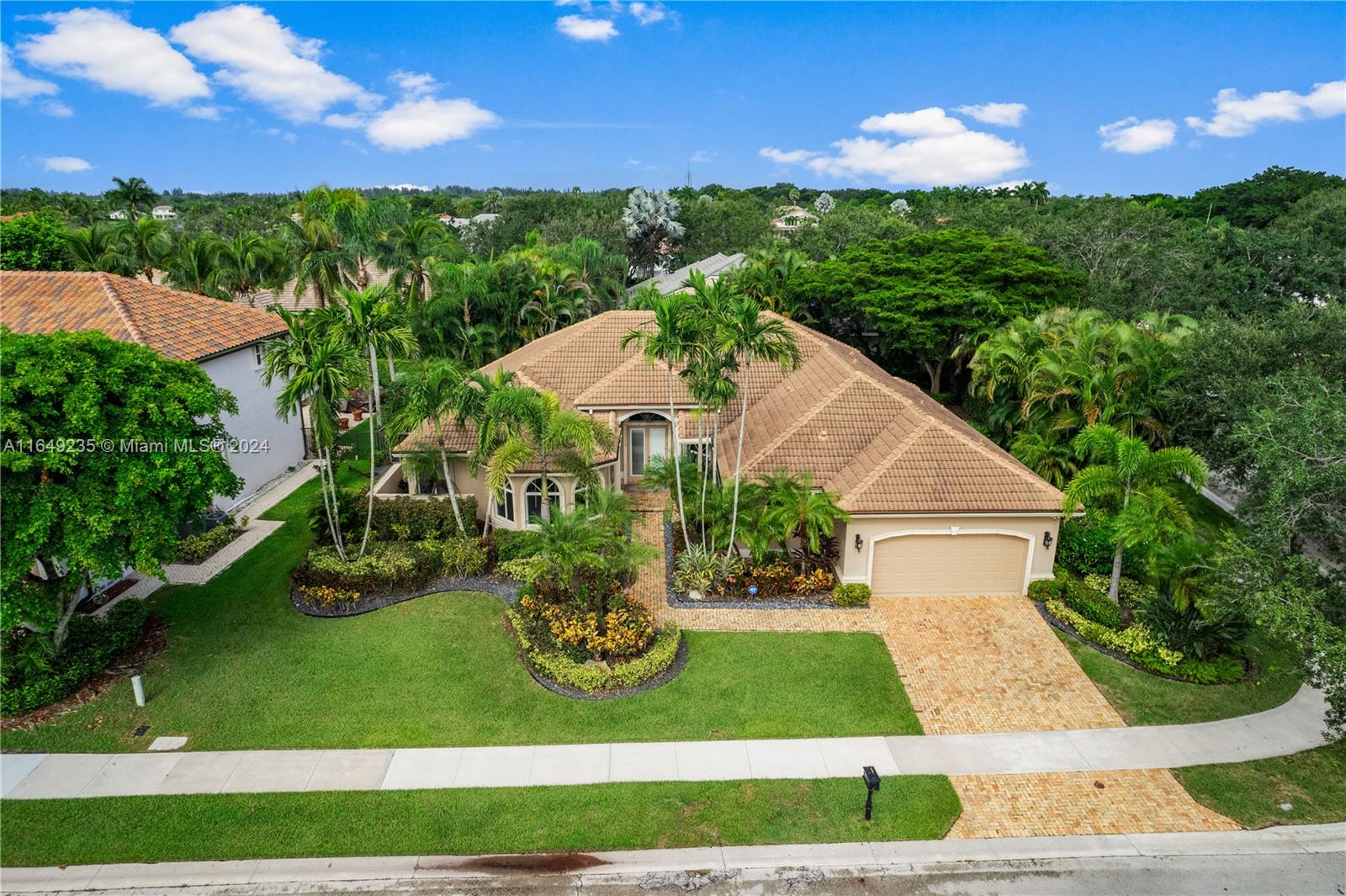 2685 Meadowood Dr, Weston, Florida image 3