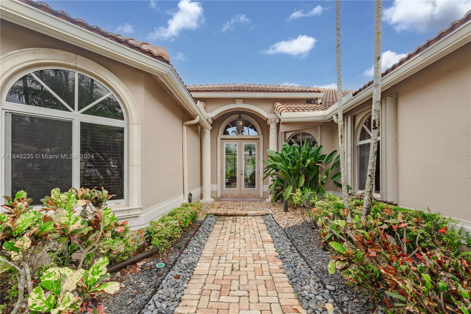 2685 Meadowood Dr, Weston, Florida image 6