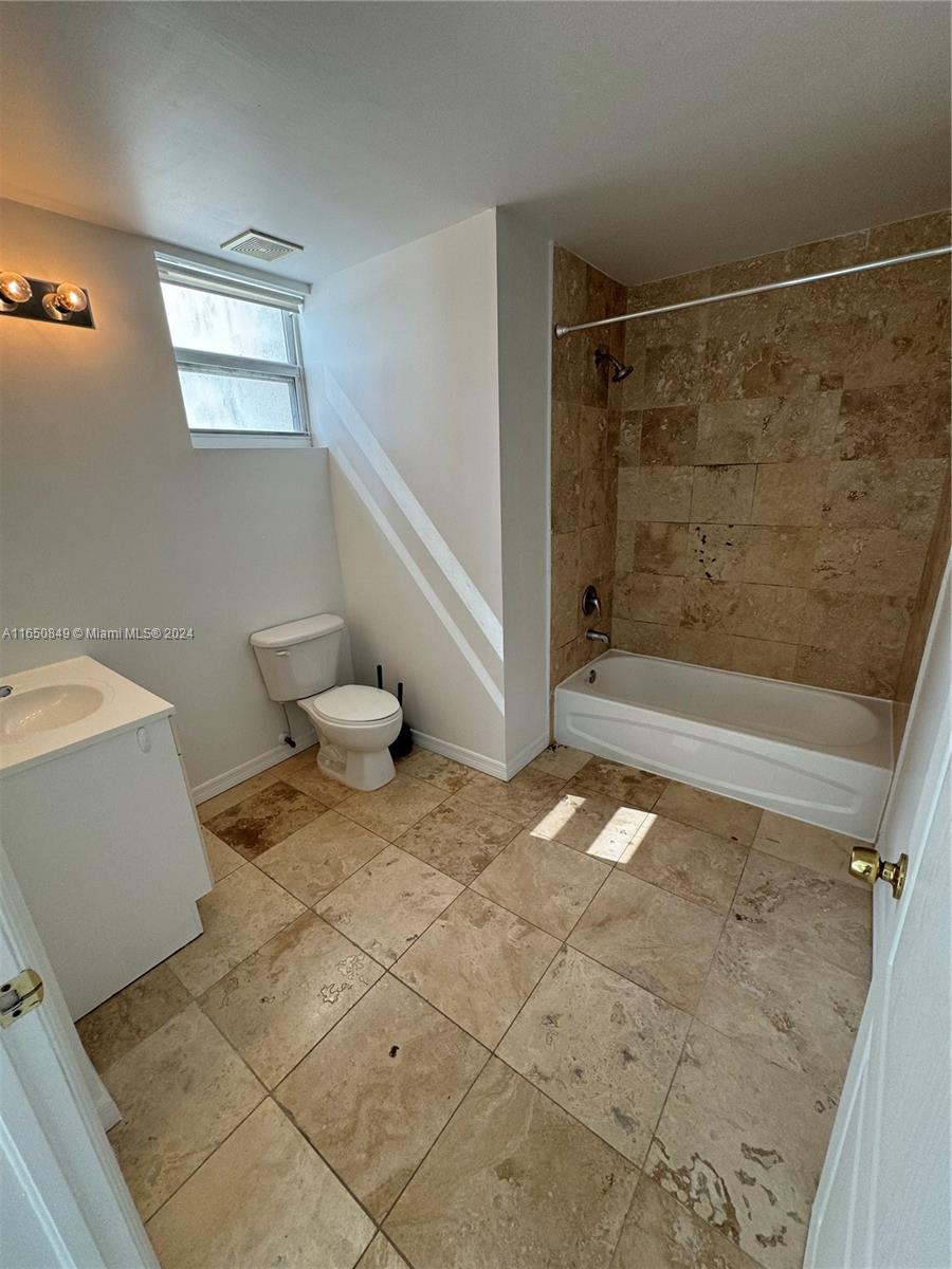 425 NE 30th St 702