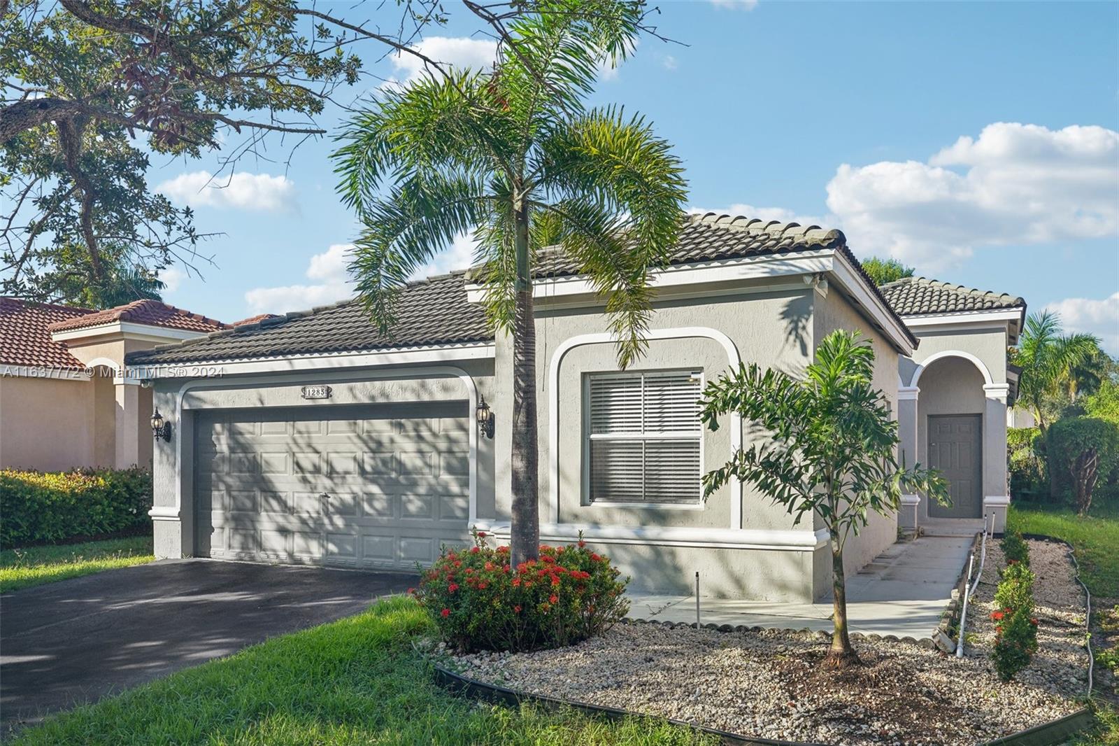 1283 Chinaberry Dr, Weston, Florida image 1