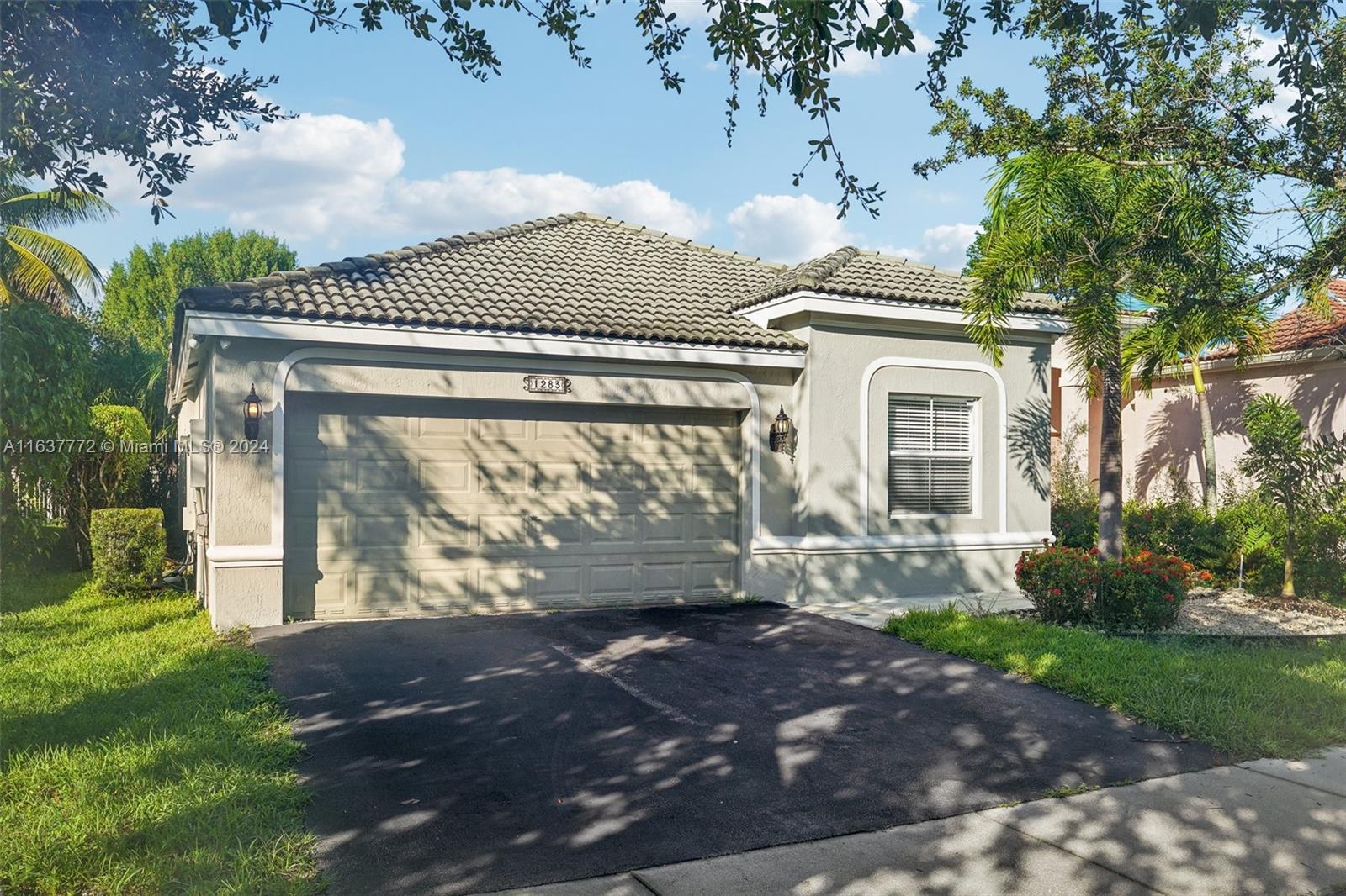 1283 Chinaberry Dr, Weston, Florida image 2