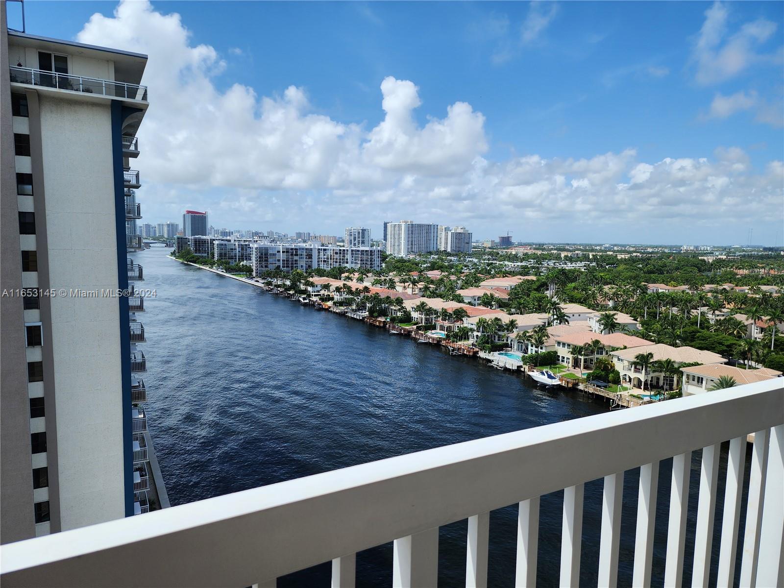 Condo for Sale in Hollywood, FL
