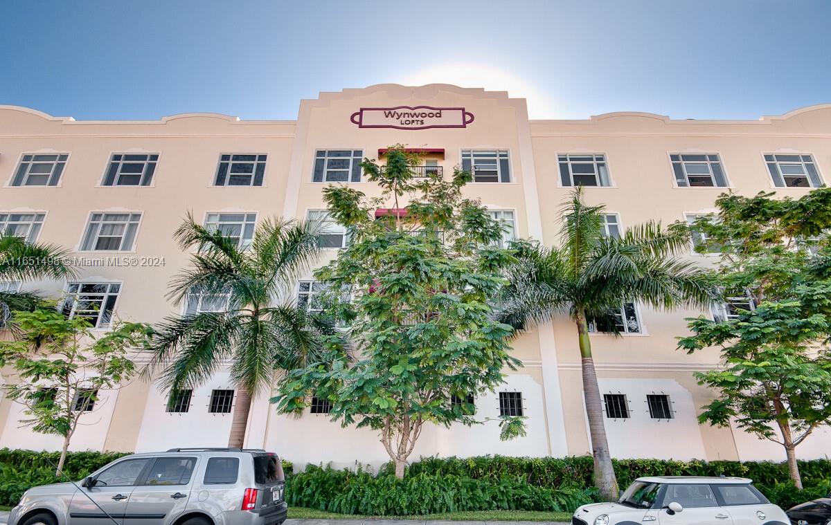 Perfect industrial loft office space in the heart of Wynwood. The space has high ceilings, large windows, concrete floors and an open floor plan.