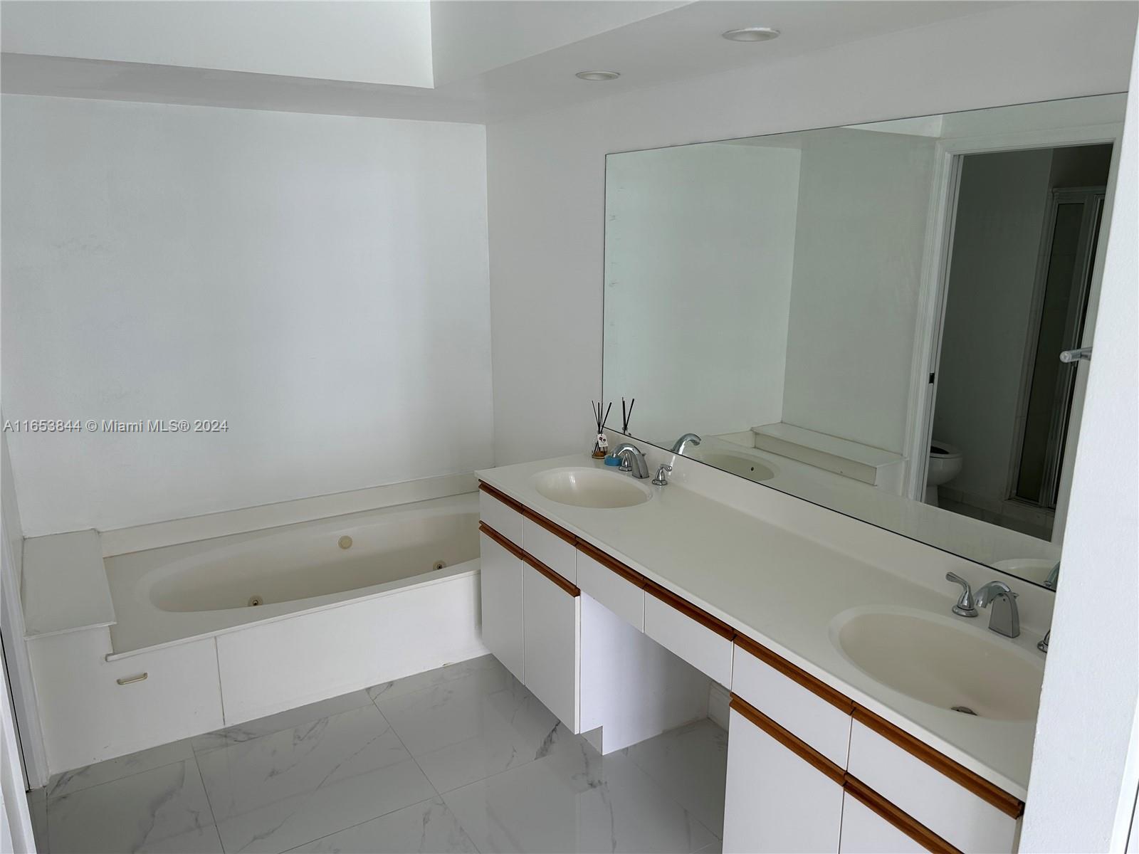 3530 Mystic Pointe Dr #813, Aventura FL 33180
