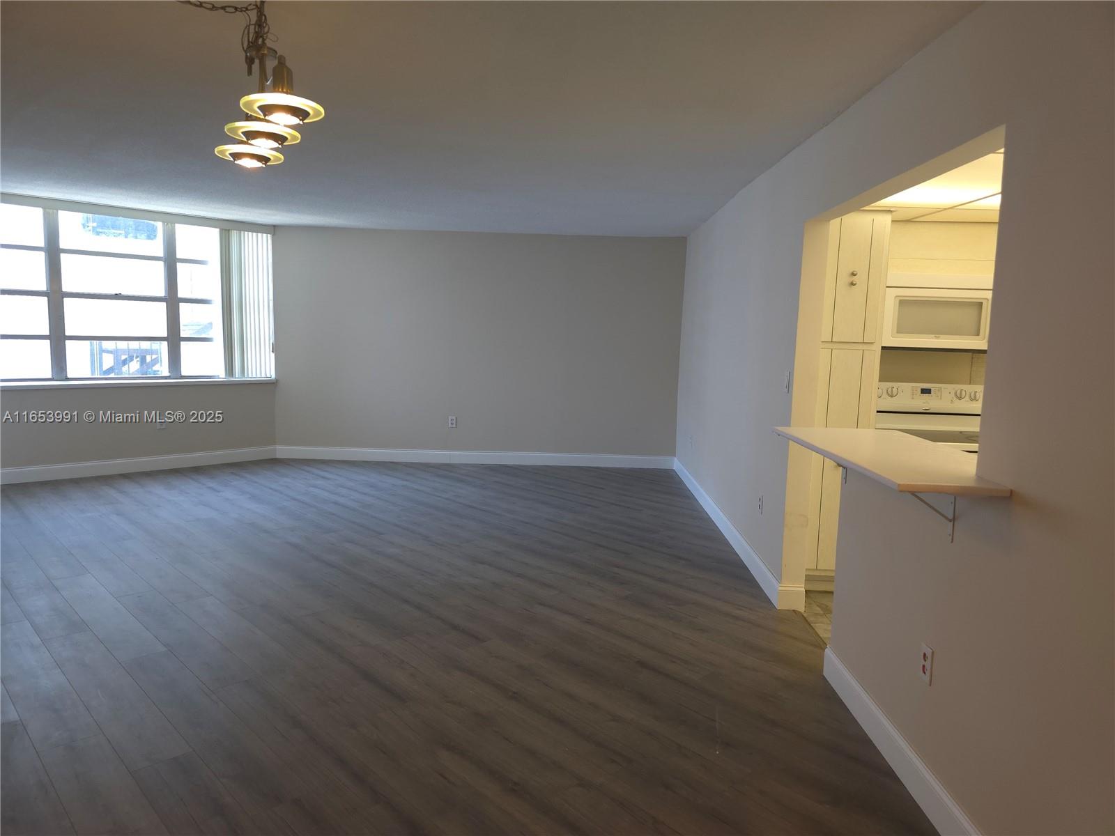 2750 NE 183rd St #1212, Aventura, Florida image 2