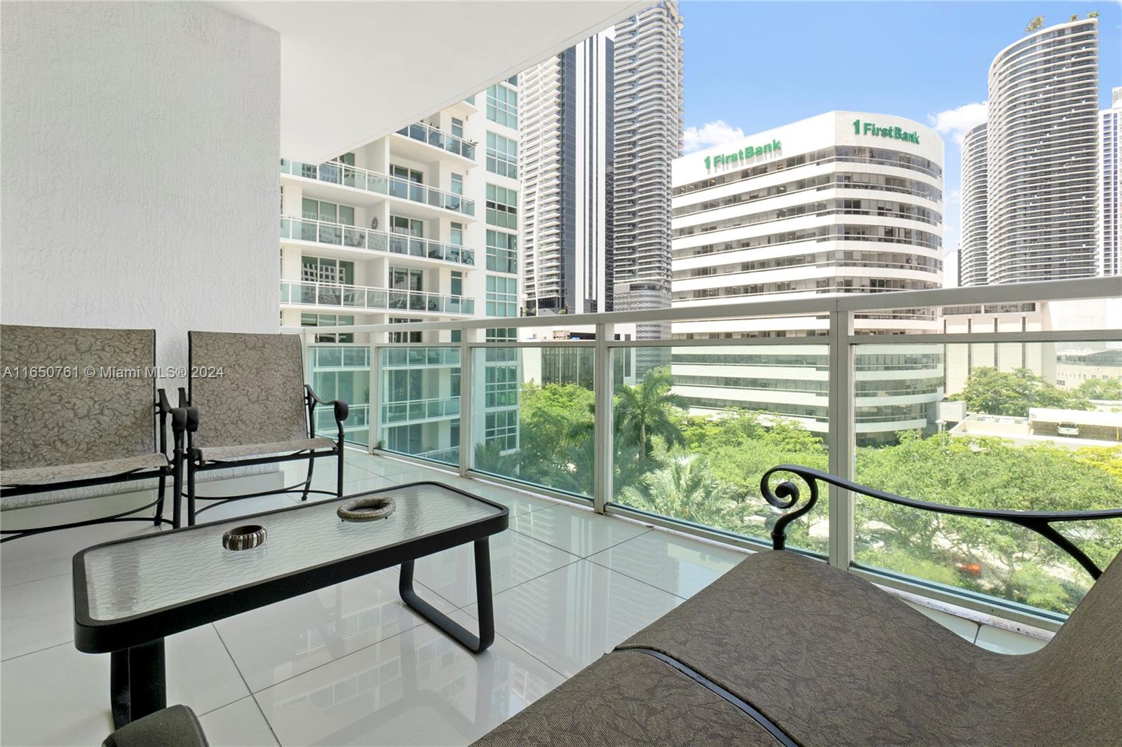 Stunning rental opportunity in the heart of Miami's vibrant Brickell neighborhood. This spacious and modern unit
offers an ideal blend of comfort and style, providing a fantastic living experience. Upon entering, you'll be greeted
by an open-concept layout that seamlessly combines the living, dining, and kitchen areas. The large windows flood
the space with natural light, creating an inviting and airy ambiance leading to a private balcony Amenities,
including a state-of-the-art fitness center, a refreshing swimming pool, and a stylishly designed lobby with 24-hour
concierge service. With its prime location in the heart of Brickell, you'll have easy access to an array of fine dining
restaurants, trendy shops, entertainment venues, and the bustling Brickell City Centre.