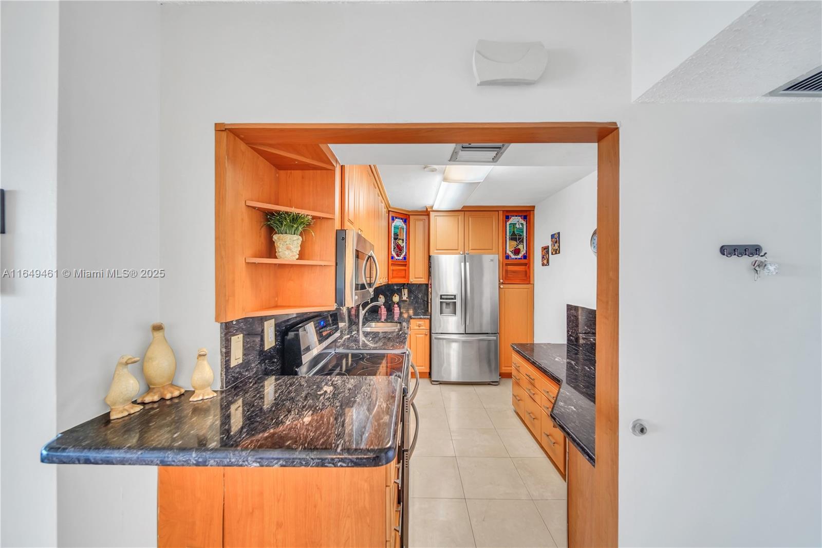 3731 N Country Club Dr #925, Aventura, Florida image 6