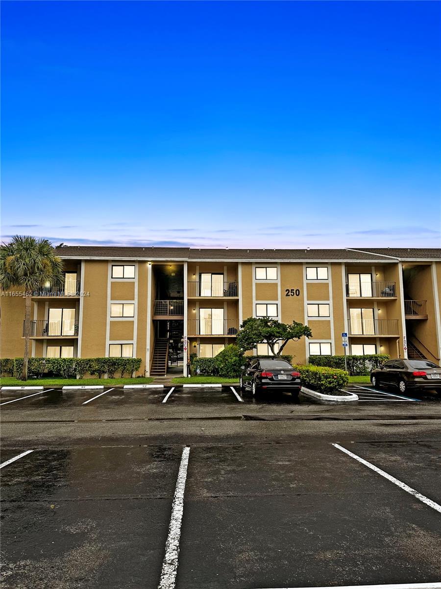 250 Palm Cir W #103, Pembroke Pines, Florida image 1