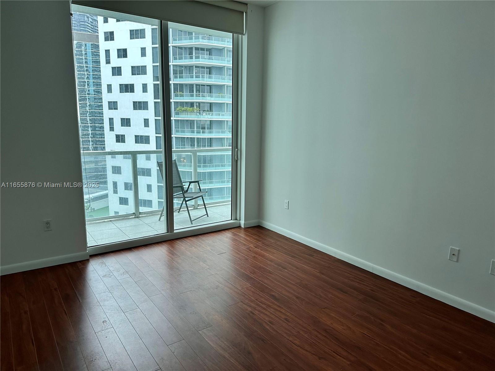 Beautiful 1/1 in the heart of Brickell. LOCATION LOCATION. Close to Brickell City Center, restaurants and more!! You can't miss this opportunity!