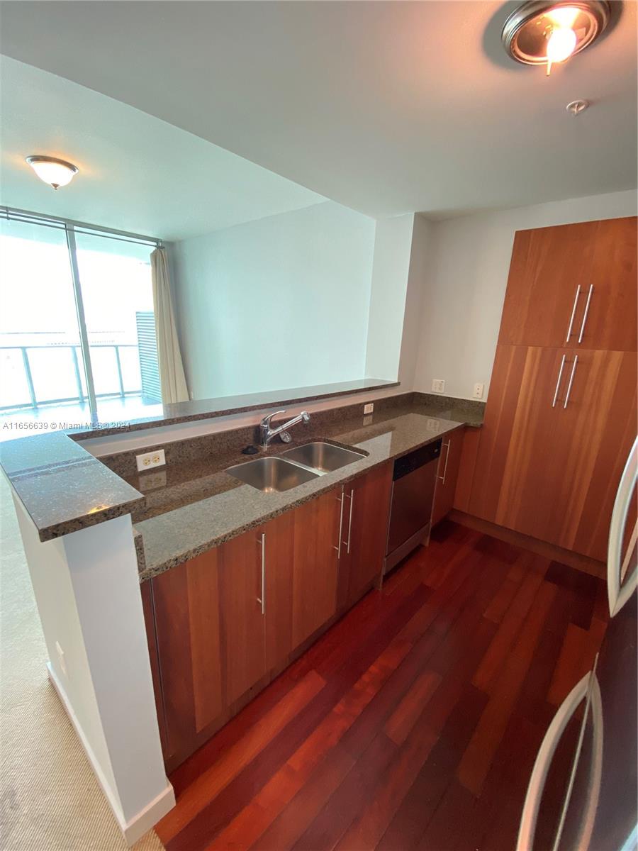 300 S Biscayne Blvd #T-1805, Miami FL 33131