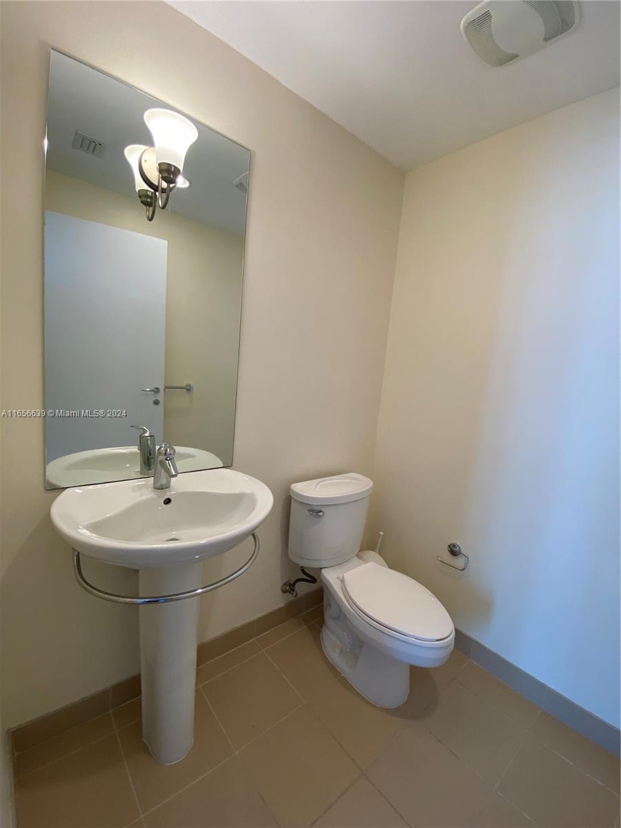 300 S Biscayne Blvd #T-1805, Miami FL 33131