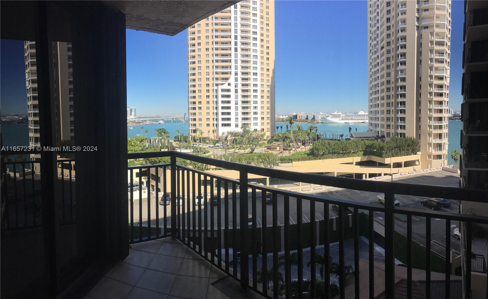 Bright and spacious 2 bedroom unit, featuring breathtaking ocean views. Enjoy resort-style living with top-notch amenities, including a pool, hot tub, sauna, tennis courts, racquet court, and 24/7 security, and a children’s playroom. Perfect for those seeking luxury and tranquility in the heart of Miami.