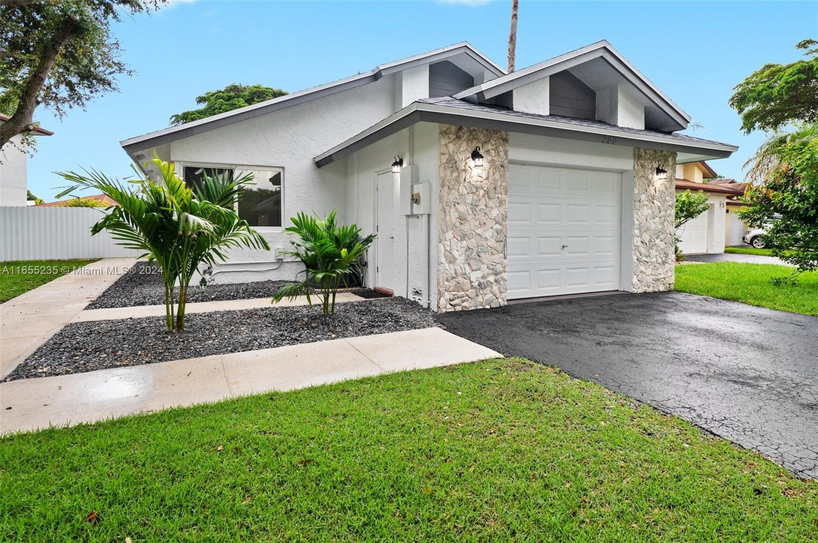 566 Lakeside Cir, Sunrise, Florida image 3