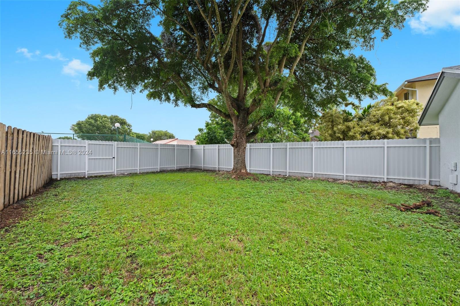 566 Lakeside Cir, Sunrise, Florida image 5