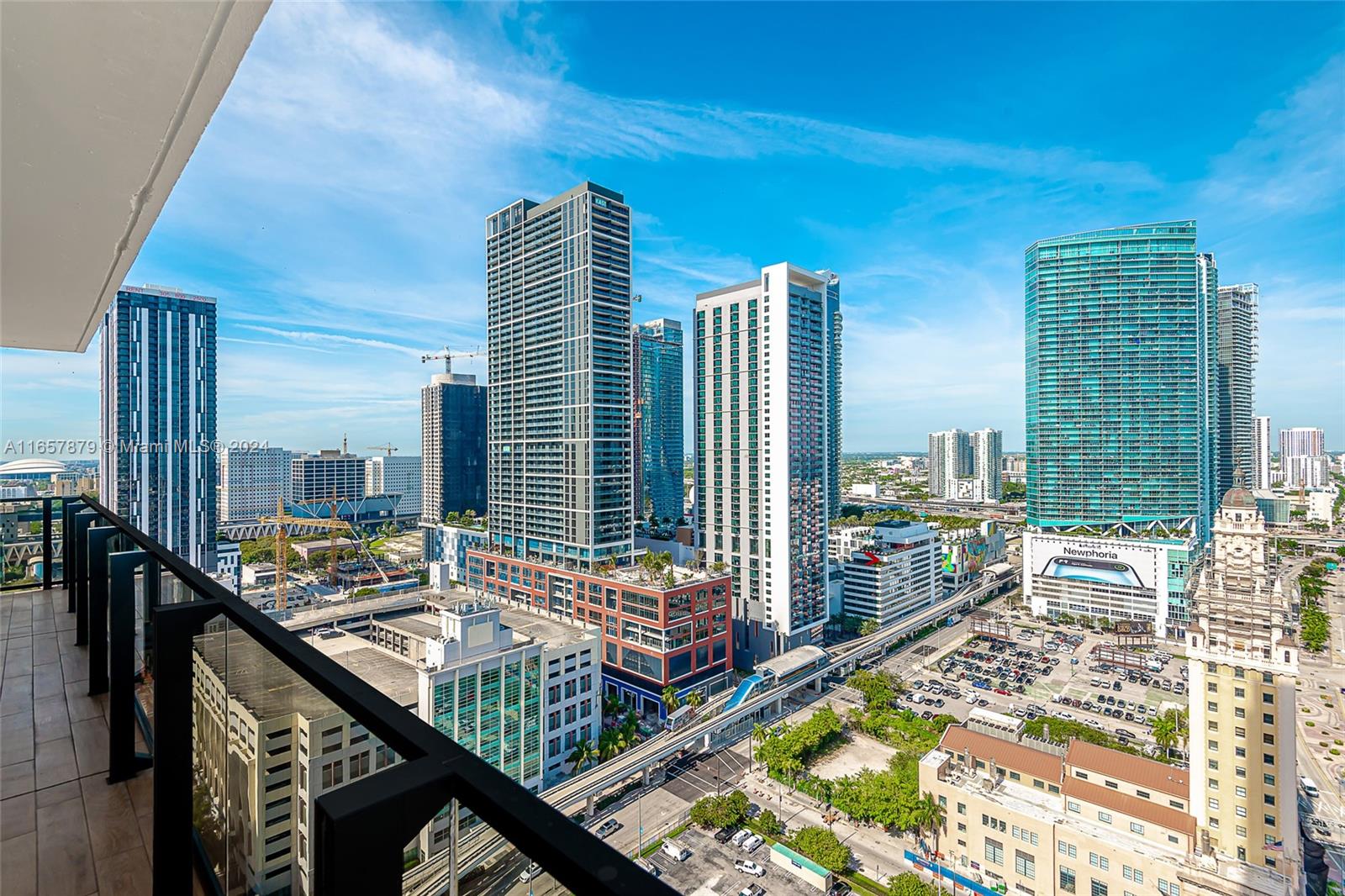 THE ELSER Hotel & Residences. This beautiful 3/3 ocean view unit with excellent location in the heart of Downtown Miami is excellent for you looking to enjoy the city. Italian kitchen, quartz countertop, fully furnished and equipped, resort-style amenities, coworking spaces, Sky Entertainment Lounge and more to discover. Ready to move in and enjoy the Miami lifestyle.