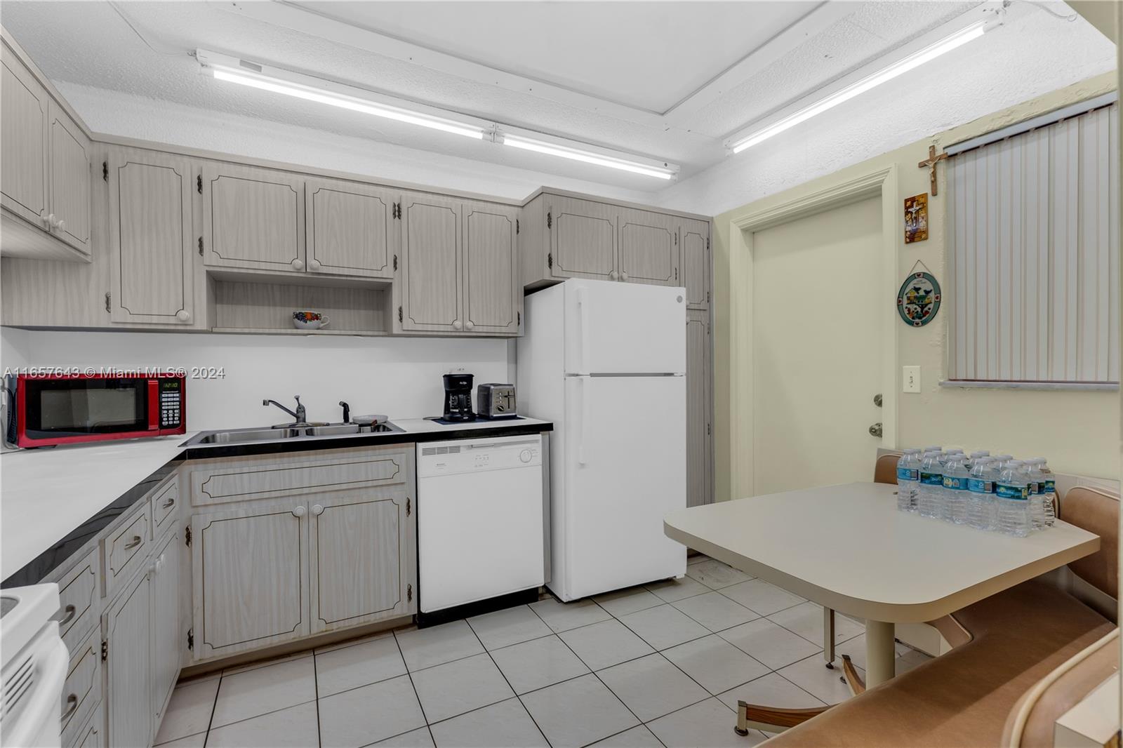 215 SE 3rd Ave #407B, Hallandale Beach, Florida image 2