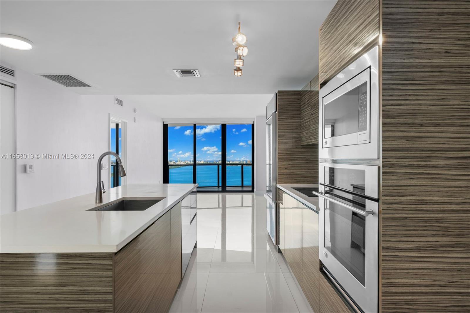 Apartamento à Venda em Miami, FL