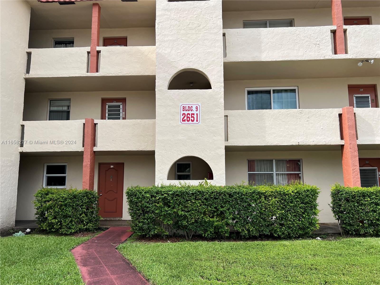 2651 E Sunrise Lakes Dr #111, Sunrise, Florida image 2