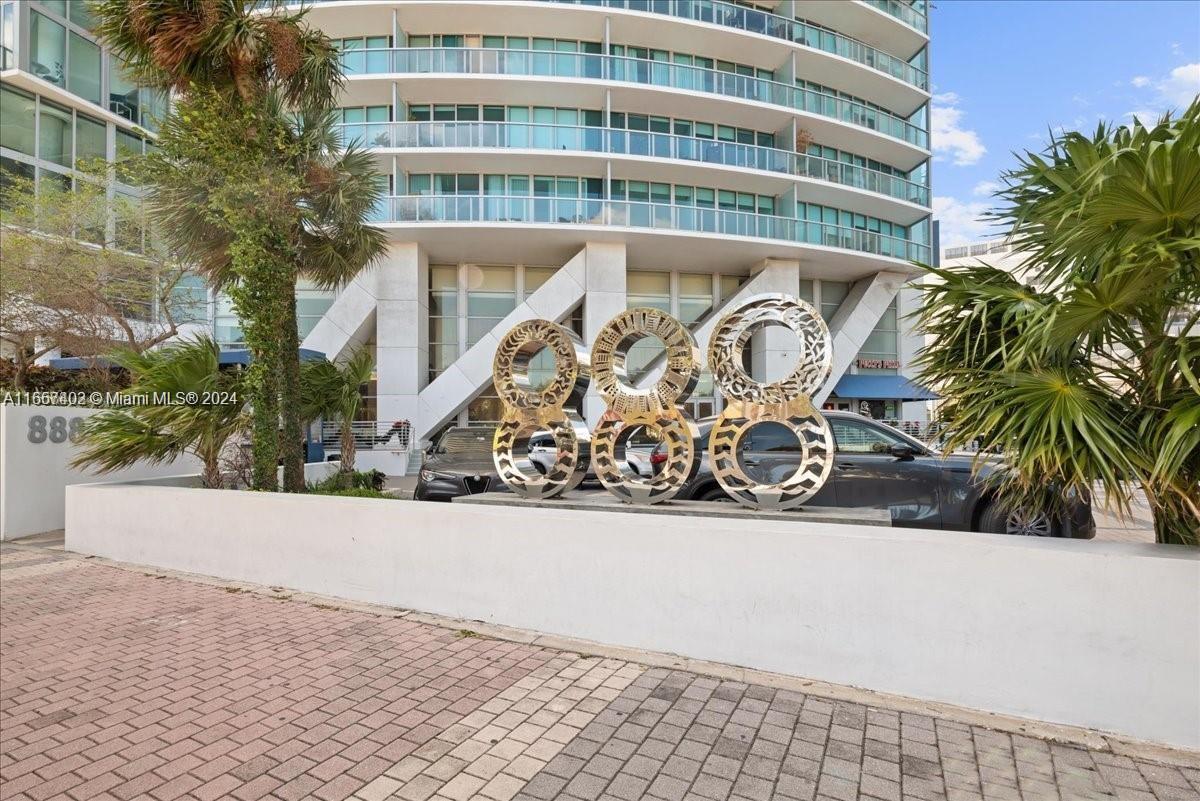 SPOIL YOURSELF IN THIS 2 BEDROOM / 2 BATH CORNER UNIT IN THE MOST PRESTIGIOUS BUILDING IN DOWNTOWN! CERAMIC FLOORS THROUGHOUT, NEWER KITCHEN CABINETS, FRESHLY PAINTED. 60 STORIES HIGH - SUPER MODERN - ACROSS THE STREET FROM BAYSIDE AND PERFORMING ART CENTER - 5 MINUTES FROM SOUTH BEACH. BREATHTAKING VIEWS OF WATER FROM EVERY WINDOW AND 2 BALCONIES!! 24 HOUR SECURITY - SKY-BEACH AND VOLLEYBALL COURT . . . EVERYTHING TO LIVE LIKE A CELEBRITY! SMALL MANHATTAN IN MIAMI!! **PLEASE ALLOW 24 HOURS FOR SHOWING**