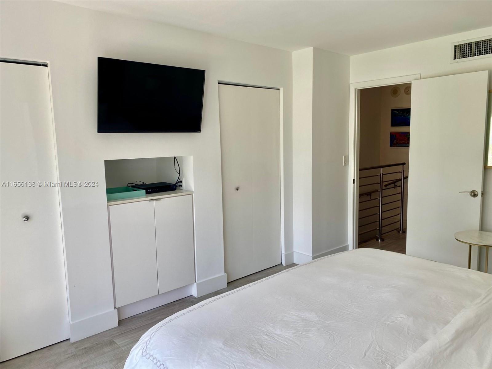 881 Ocean Dr #TH12, Key Biscayne FL 33149
