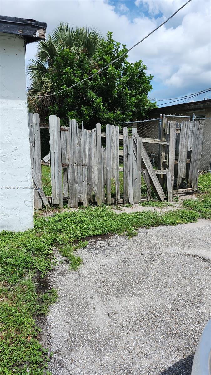 1660 W 26th St, Riviera Beach, Florida image 8