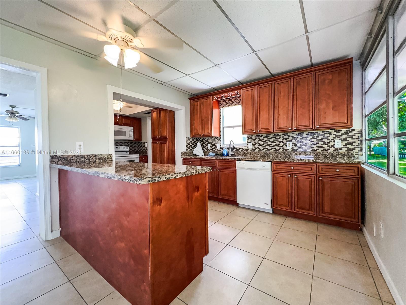 8106 NW 58th Pl, Tamarac, Florida image 14