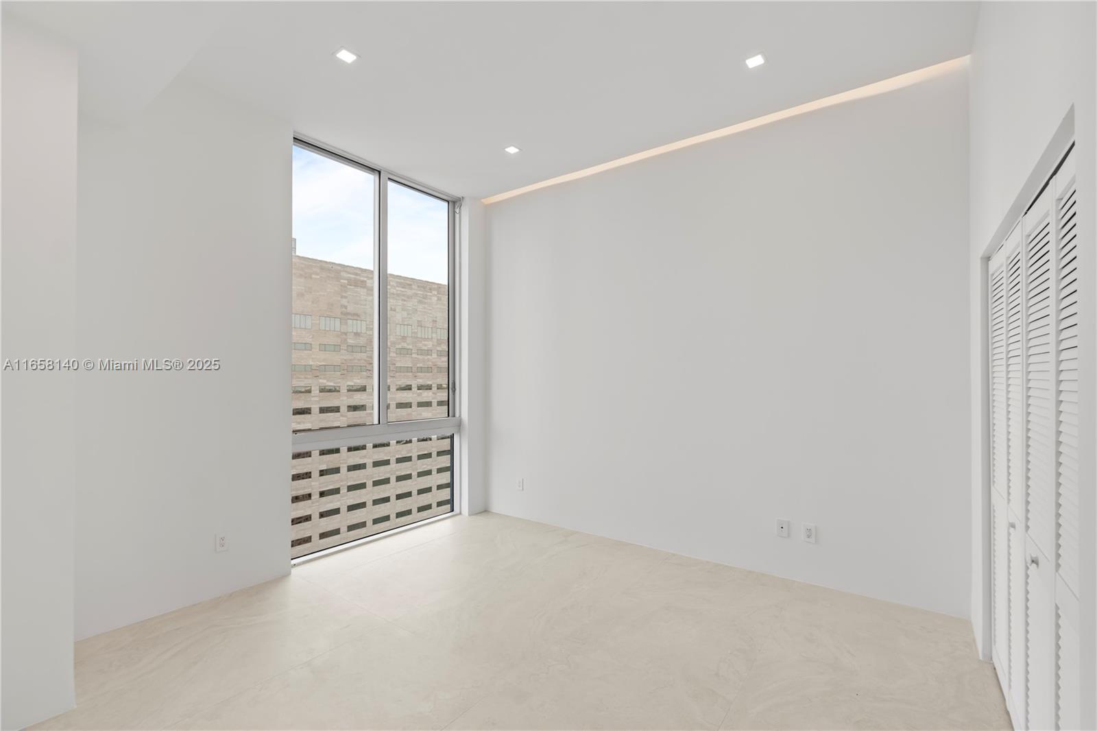 335 S Biscayne Blvd #UPH-01, Miami FL 33131