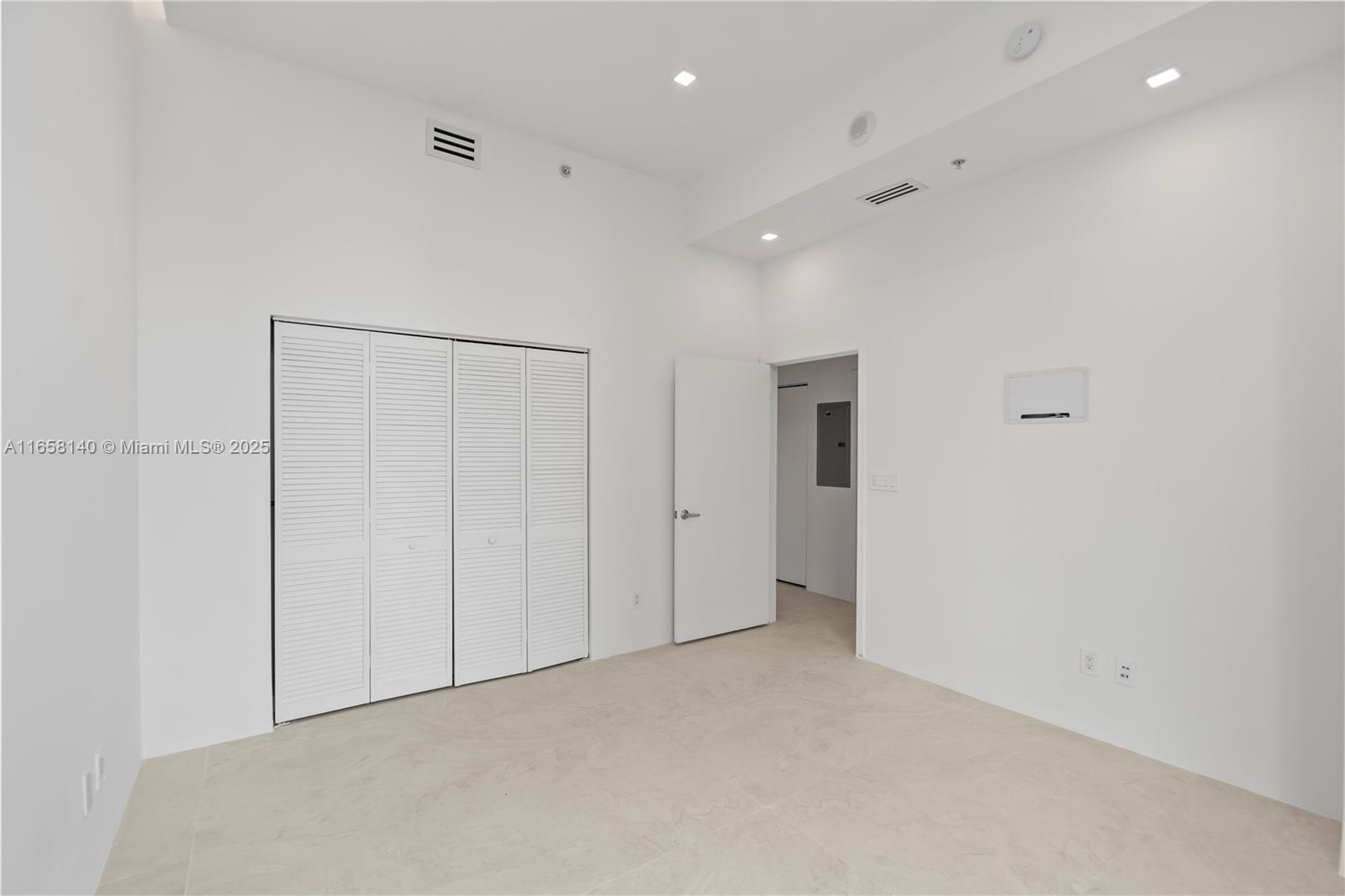 335 S Biscayne Blvd #UPH-01, Miami FL 33131
