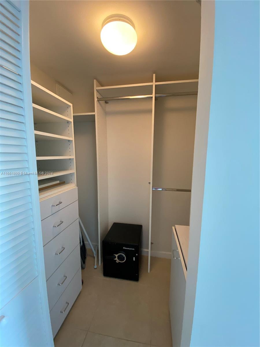 325 S Biscayne Blvd #3015, Miami FL 33131