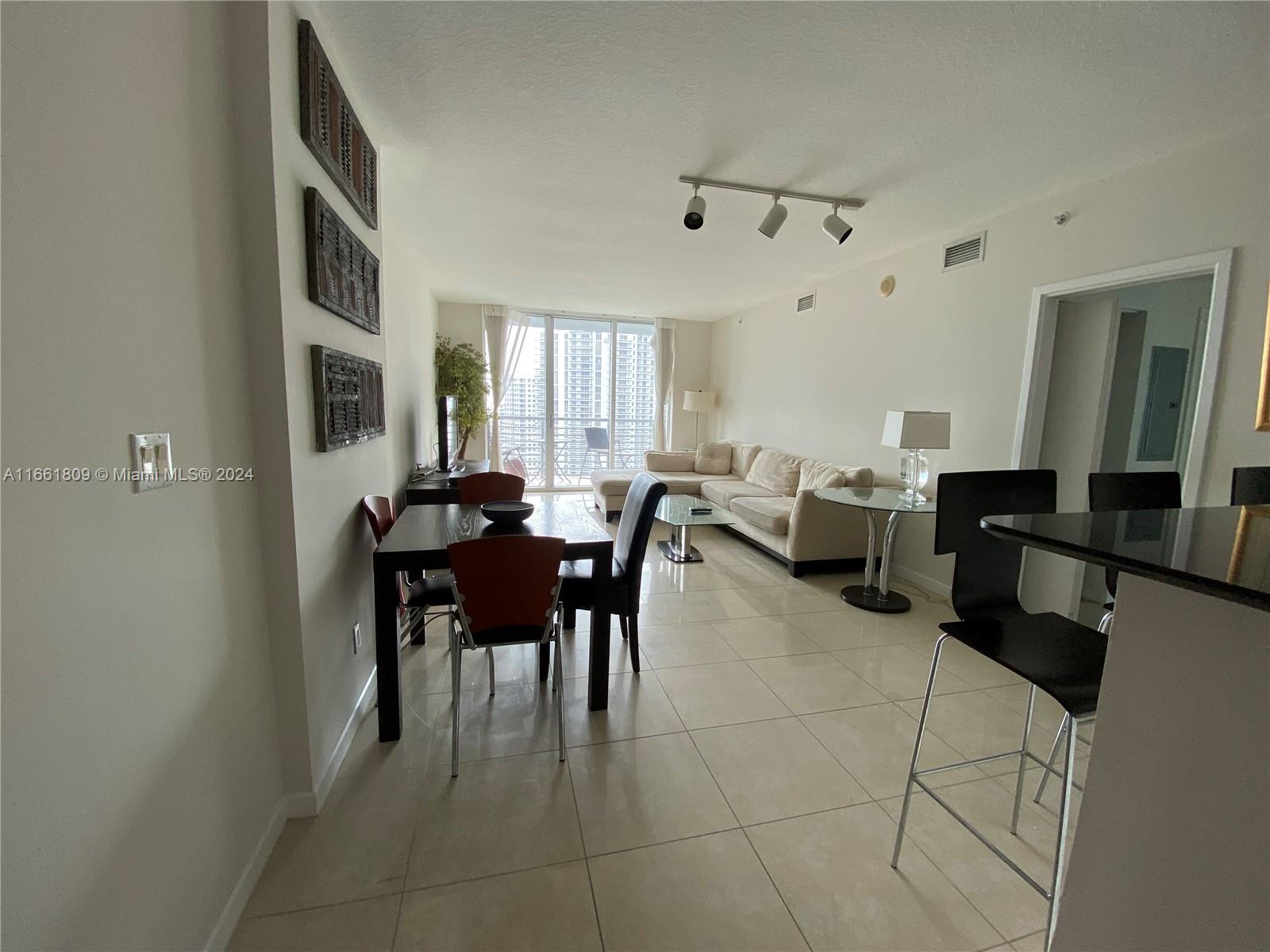 325 S Biscayne Blvd #3015, Miami FL 33131