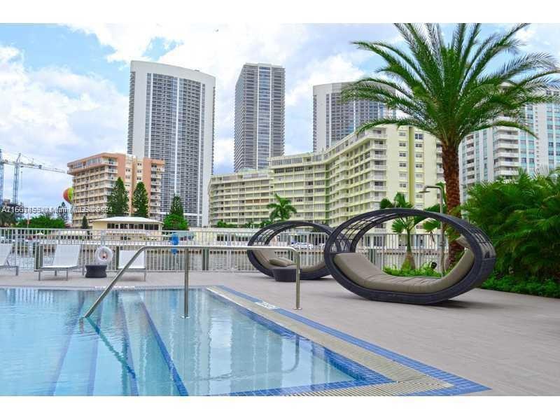 Apartamento à Venda em Hallandale Beach, FL
