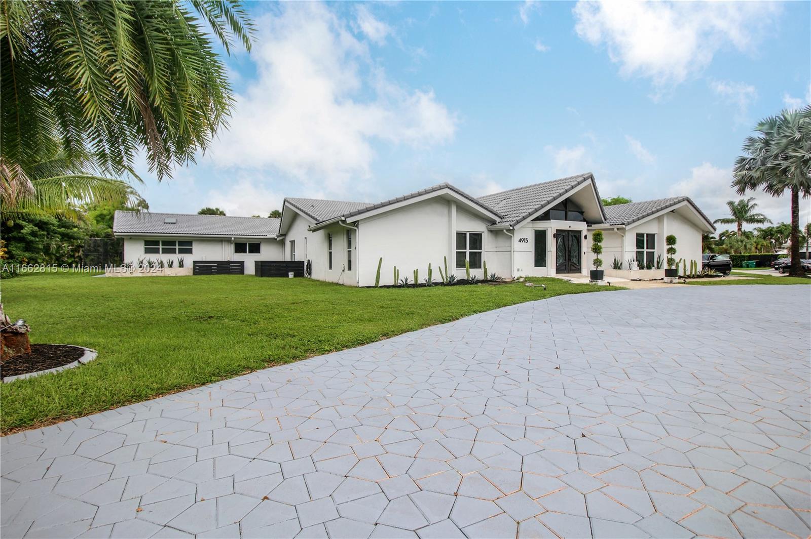 4915 Woodlands Blvd, Tamarac, Florida image 3