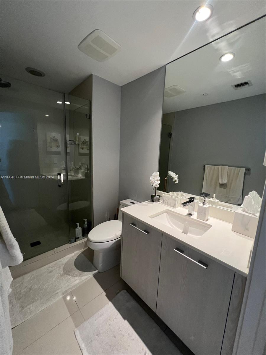 45 SW 9th St #2702, Miami FL 33130