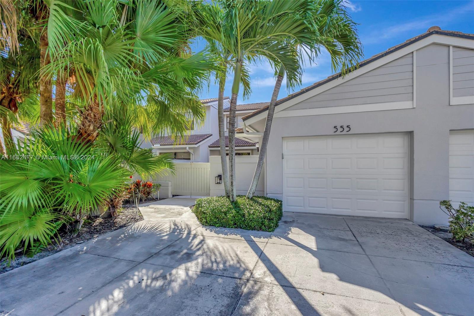 555 Prestwick Cir, Palm Beach Gardens, Florida image 1