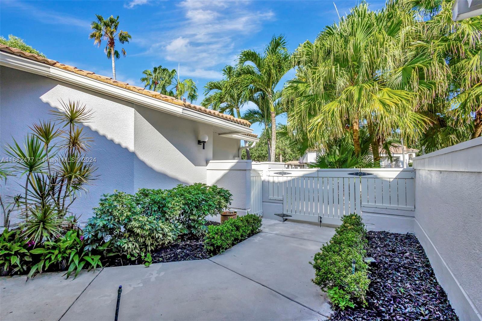 555 Prestwick Cir, Palm Beach Gardens, Florida image 8