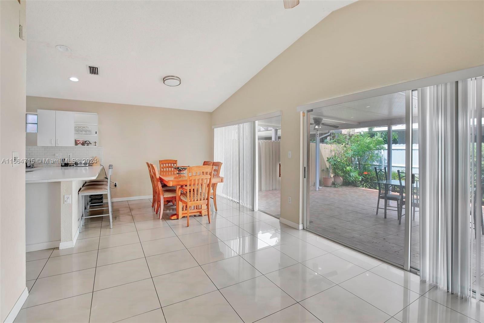 7481 NW 167th Ter, Hialeah, Florida image 32