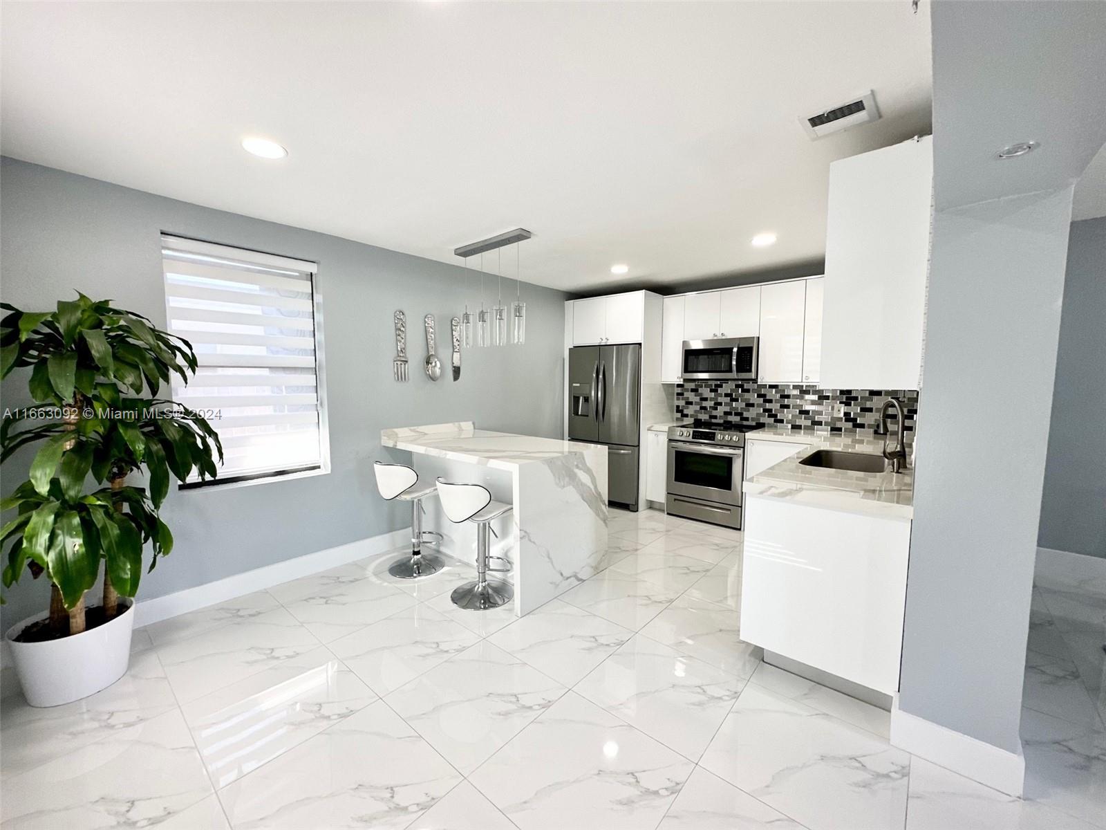 460 NE 169th St, North Miami Beach, Florida image 2