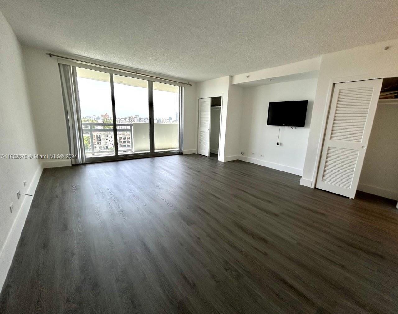 Bright and spacious Studio. Perfect rental, look no further. Walking distance to Shops, Restaurants and Beaches. Come and enjoy Resort Lifestyle living. Building offers full amenities, State of the Art gym, 24 hr. Security, 2 Pools, Restaurants and Bar on site, Cleaners, Doggy Park, Convenient store. A Must See. Call Listing Agents for Showings.