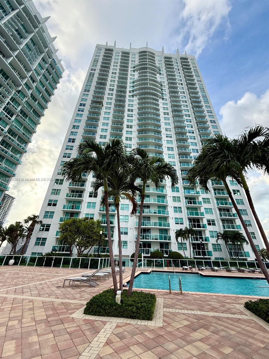 Beautiful 2 bedrooms 2 bathrooms apartment located in the heart of Brickell at the prominent residential building of “Brickell on the River”.   Feel at home in this impeccable unit equipped with stainless steel appliances while enjoying Miami River’s stunning water views. Washer and dryer, wood floors and much more. The building offers a nice blend of luxury accompanied by its convenient location. Enjoy living in this modern high-rise building while taking advantage of all of its high-end amenities which include a state-of-the-art fitness center, elegant common areas and a riverside pool deck among others.  It is a great option for those seeking a connectivity with the city and style!