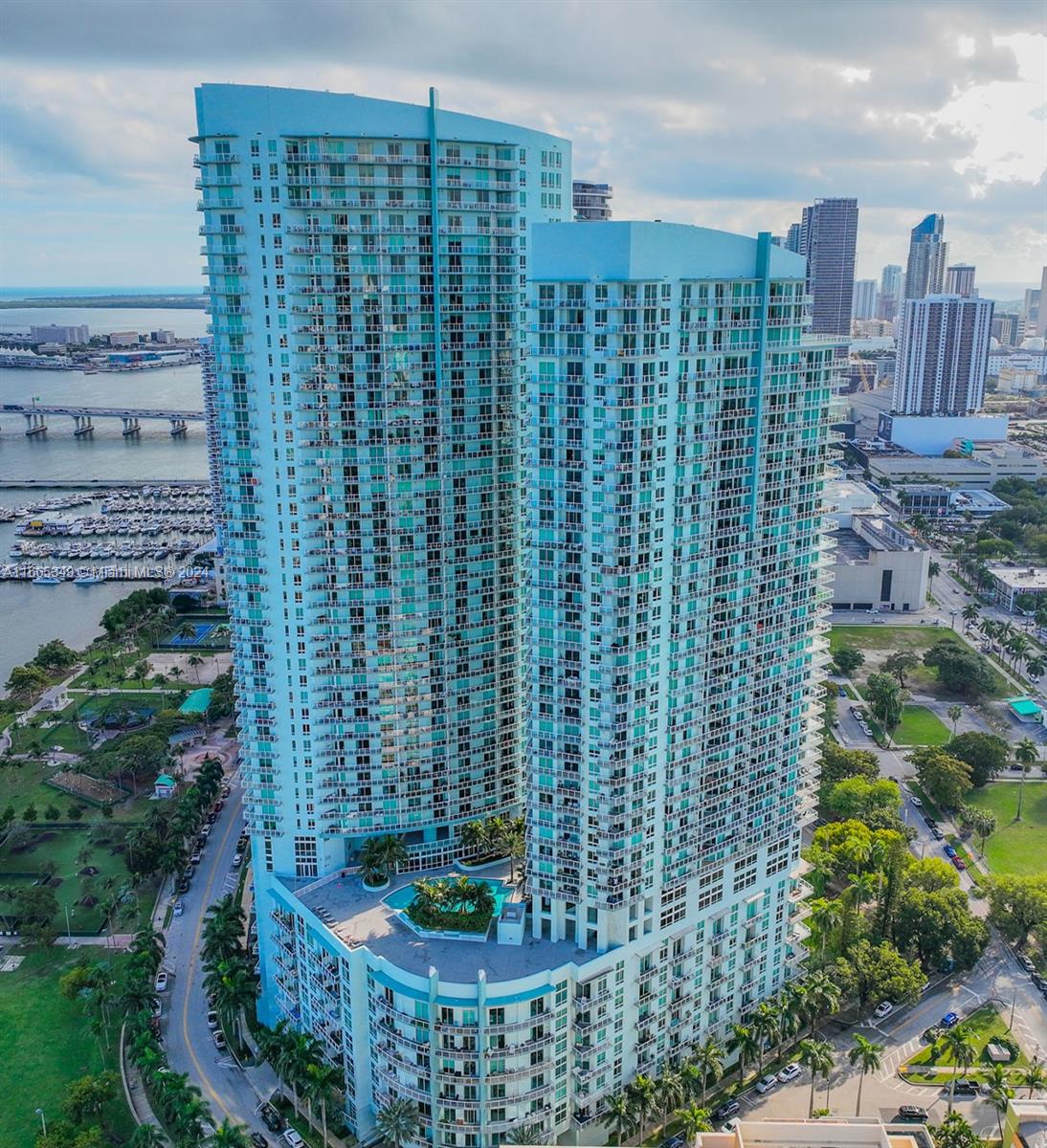 Experience coastal living at its finest in this stunning 1-bed/1-bath condo at QUANTUM ON THE BAY one of Miami’s most exciting two-tower residential developments in the Miami Arts District. Floor-to-ceiling showcase breathtaking views of the Ocean. The open concept layout features a gourmet European style cabinets, kitchen with quartz countertops and stainless steel appliances. Washer/dryer inside the unit. Luxury amenities include an oceanfront pool, fitness center, and 24/7 security 2 pools, private theater, game room, business center, party room, sauna, steam room, library & much more. . Just steps to the the bayfront Margaret Pace Park, incomparable waterfront living with all the dynamic energy of the city. A modern gem!