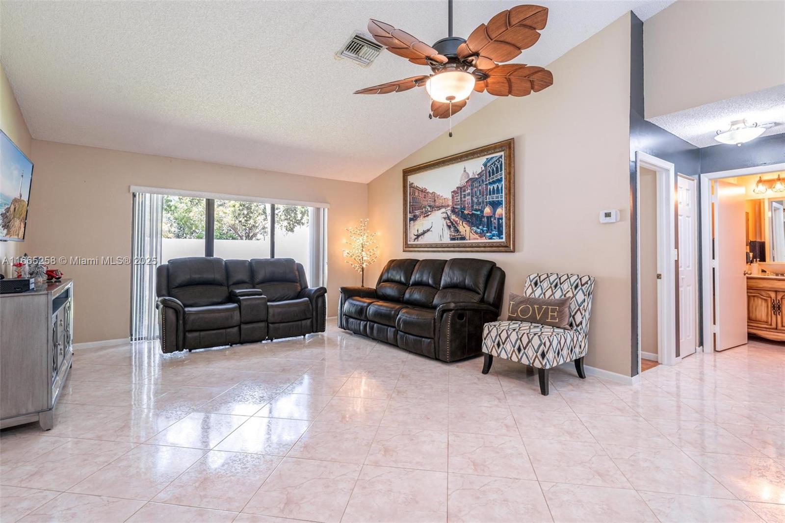 7037 Marlberry Ln, Tamarac, Florida image 5