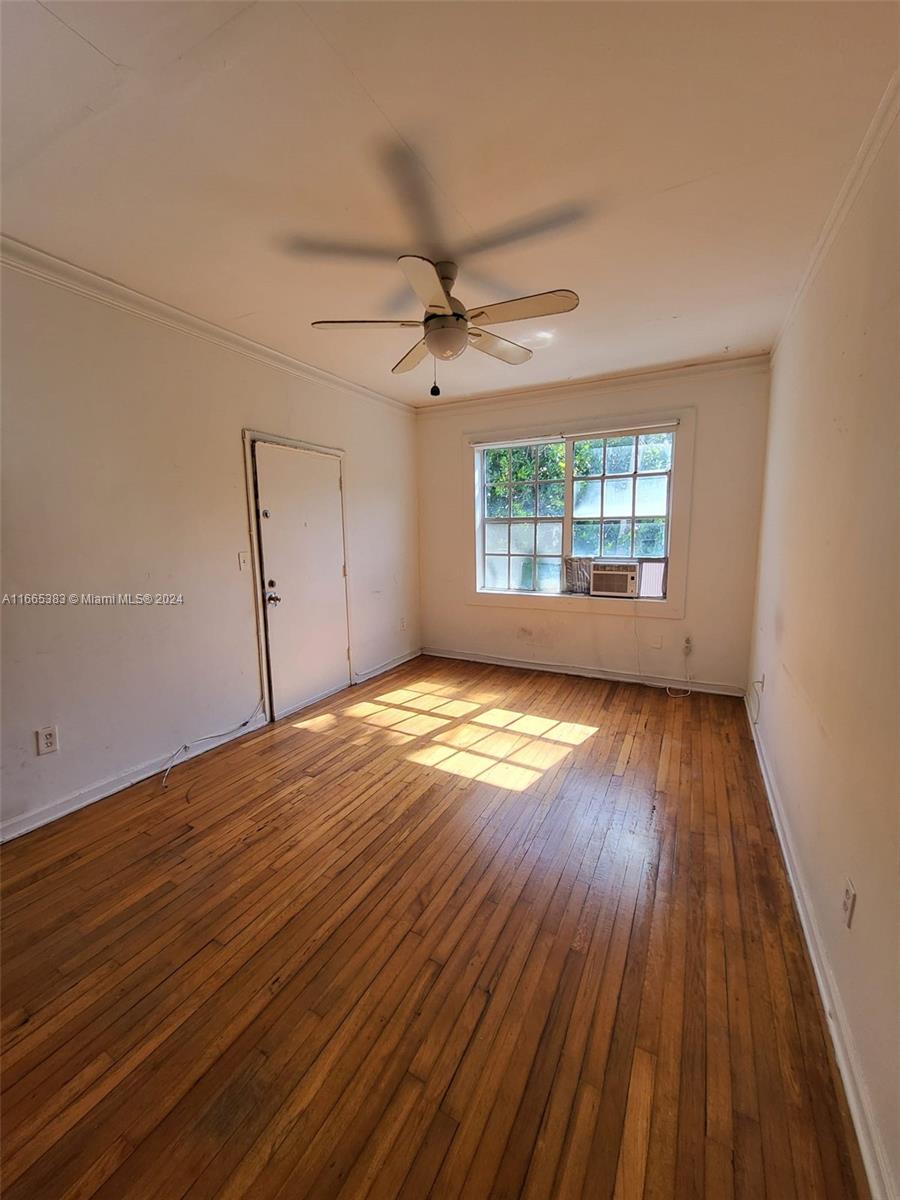 Best Unit in the Patricia Condo. Front Unit 1 bed/1 bath, located on the last floor in an original Art Deco landmark building. Only a few steps from the beach. Access to the best schools including South Beach elementary in south of fifth.
Great for investment.