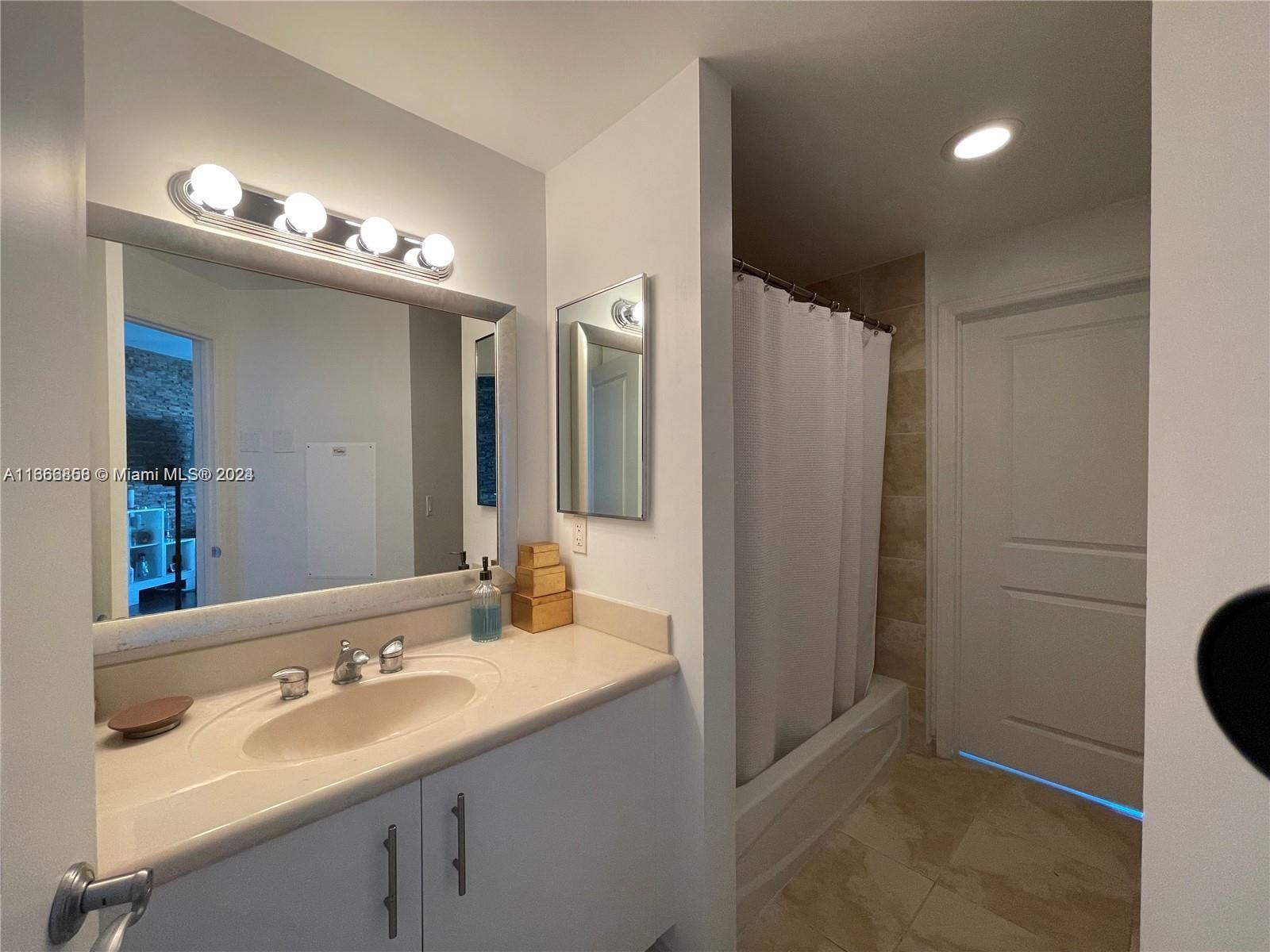 7900 Harbor Island Dr #1014, North Bay Village FL 33141
