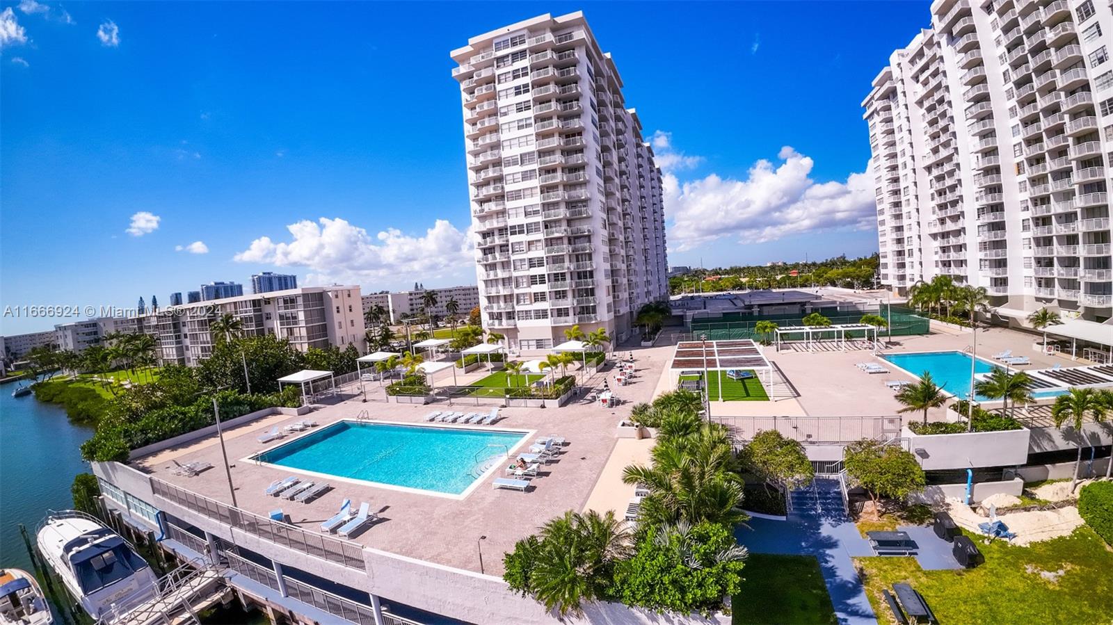 18011 Biscayne Blvd #PH04, Aventura, Florida image 29