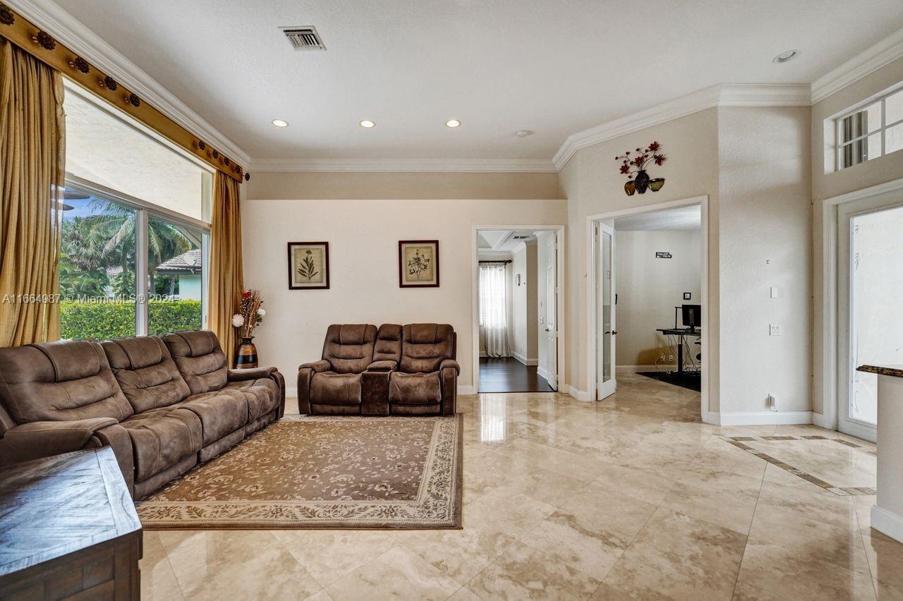 1623 Victoria Pointe Ln, Weston, Florida image 16