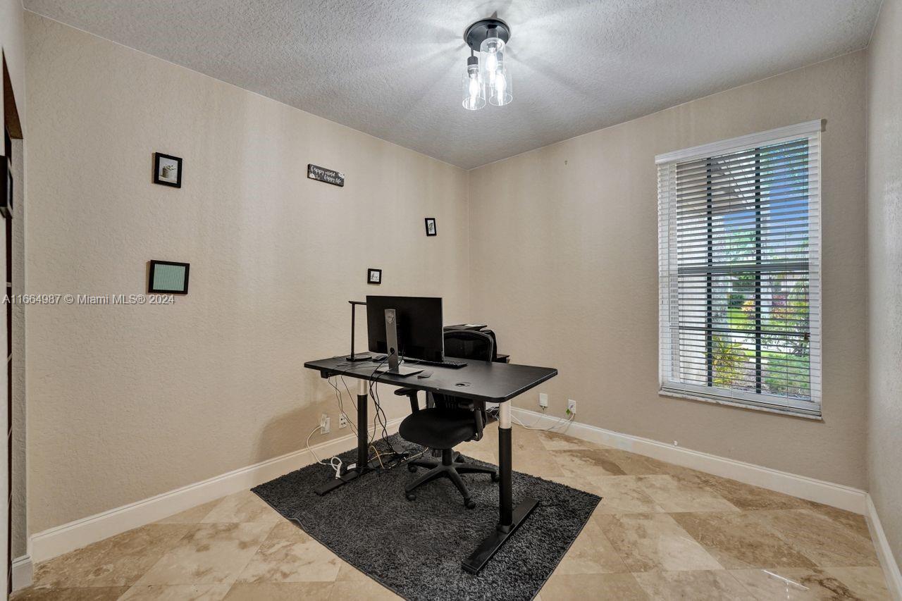 1623 Victoria Pointe Ln, Weston, Florida image 22